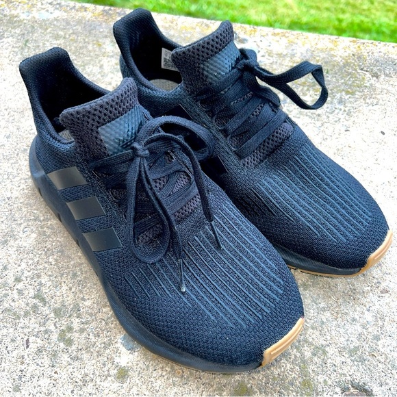 Adidas Swift Run 'Black Gum' DB3603 Running Sneakers Mens size 7 - Picture 1 of 11